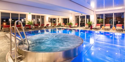 Hotels an der Piste - Rodeln - Farblichthallenbad mit integriertem Whirlpool - Wander- & Wellnesshotel Gassner****s