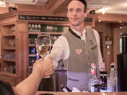 Hotels an der Piste - Preisniveau: gehoben - Söll - Barzeit bei unserem Barchef Roman - Wander- & Wellnesshotel Gassner****s