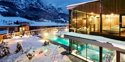 Hotels an der Piste - Skiraum: Skispinde - PLZ 6370 (Österreich) - Beheizter Thermalpool im Mountain Spa (exklusiv für Erwachsene) mit Inneneinstieg und kuscheligen 33° C. - Good Life Resort die Riederalm ****S