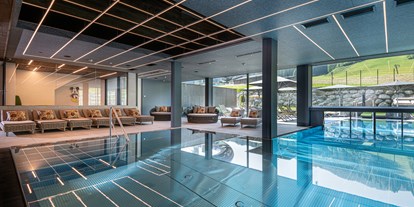 Hotels an der Piste - Salzburg - Hallenbad in den Pinzgauer Wasserfestspielen mit Schwimmschleuse zum Outdoorpool. - Good Life Resort die Riederalm ****S