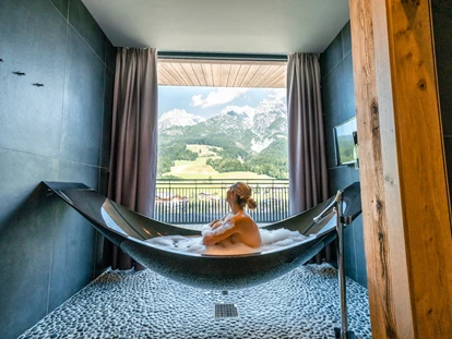 Hotels an der Piste - Pools: Innenpool - Eschenau (Taxenbach) - freihängende Badewann in der Luxury Spa Penthouse Suite Leogang - Good Life Resort die Riederalm ****S