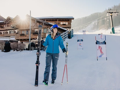 Hotels an der Piste - Skikurs direkt beim Hotel: für Kinder - Eschenau (Taxenbach) - Skiraum-Ausgang auf die Skipiste - Good Life Resort die Riederalm ****S