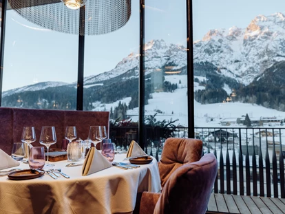 Hotels an der Piste - Ski-In Ski-Out - Enkerbichl - Restaurant-Stube Bergseele mit tiefverschneiten Leoganger Steinbergen im Hintergrund - Good Life Resort die Riederalm ****S