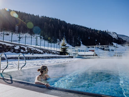 Hotels an der Piste - Ski-In Ski-Out - Enkerbichl - Outdoor Pool mit Blick auf die Gondel & Skipiste - Good Life Resort die Riederalm ****S