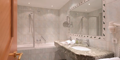 Hotels an der Piste - Preisniveau: gehoben - Zams - Beispielbild "Badezimmer" - Hotel Post