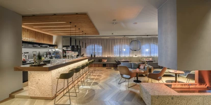 Hotels an der Piste - WLAN - Radstadt - neu gestalteter Bar- & Loungebereich im Hotel - 4* Hotel Bergzeit 