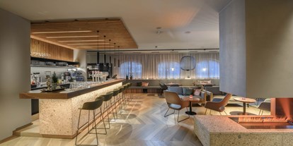 Hotels an der Piste - Ladestation Elektroauto - Heißingfelding - neu gestalteter Bar- & Loungebereich im Hotel - 4* Hotel Bergzeit 