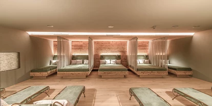 Hotels an der Piste - Sauna - Flachau - gemütlicher Ruheraum im Wellnessbereich - 4* Hotel Bergzeit 