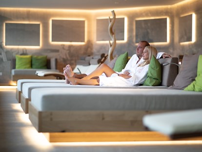 Hotels an der Piste - Hallenbad - Der Ruheraum neben dem Infinity Pool bietet gemütliche Betten und Wellnessliegen. - Hotel Schütterhof GmbH