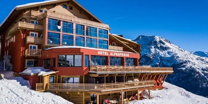 Hotels an der Piste - Hotel-Schwerpunkt: Skifahren & Ruhe - Skigebiet Sölden - Aussenansicht Hotel - Hotel Alpenfriede