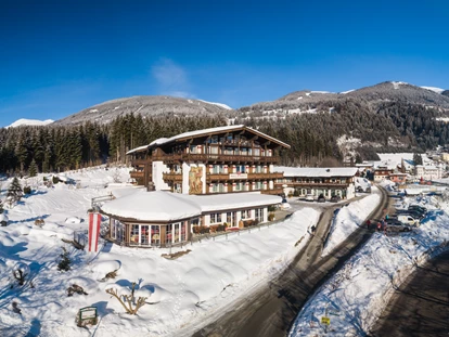 Hotels an der Piste - Hotel-Schwerpunkt: Skifahren & Wellness - Going am Wilden Kaiser - Das ****Hotel Hubertus - Außenansicht - Hotel Hubertus