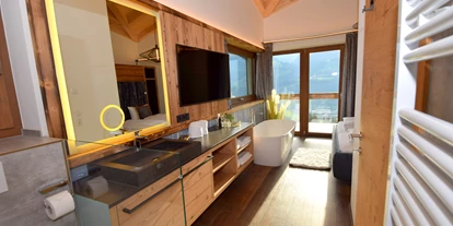 Hotels an der Piste - Sauna - Uderns - Schlafzimmer mit offenem Badezimmer - Chalets & Apartments Wachterhof