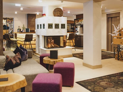 Hotels an der Piste - geführte Skitouren - Going am Wilden Kaiser - Lobby mit Bar - ALL INCLUSIVE Hotel DIE SONNE