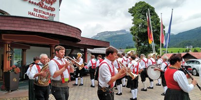 Hotels an der Piste - Vorarlberg - Riezler Blasmusik am Tag der Blasmusik vor dem Hoteleingang - Almhof Rupp - das Genießerhotel