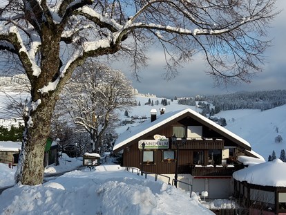 Hotels an der Piste - Rodeln - Panorama Lodge Sonnenalm mit Blick zur Fatima Kapelle - Panorama Lodge Sonnenalm Hochschwarzwald