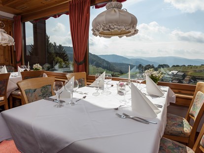 Hotels an der Piste - Langlaufloipe - Blick aus Frühstücksraum zum Hasenhorn und den Alpen - Panorama Lodge Sonnenalm Hochschwarzwald