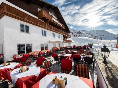 Hotels an der Piste - Skikurs direkt beim Hotel: für Erwachsene - Thüringerberg - Sonnenterrasse - Hotel Enzian