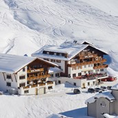 Skihotel - Lage im Winter - skis on and go
Direk an der Skipiste - Hotel Enzian