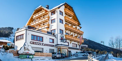 Hotels an der Piste - Hotel-Schwerpunkt: Skifahren & Familie - Hintermuhr - Hotel-Außenansicht - Grizzly Sport & Motorrad Resort