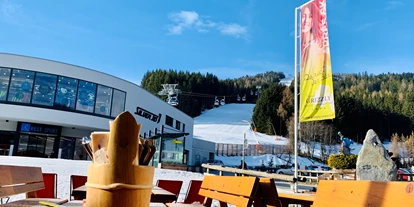 Hotels an der Piste - Skikurs direkt beim Hotel: für Kinder - Krakauschatten - Sonnenterrasse mit Pistenblick - Grizzly Sport & Motorrad Resort