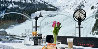 Hotels an der Piste - Hotel-Schwerpunkt: Skifahren & Ruhe - Mützens - Auf der Sonnenterrasse einen leckeren hausgemachten Kuchen genießen. - ****Hotel Almhof