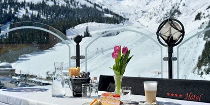 Hotels an der Piste - geführte Skitouren - Emberg (Kaltenbach) - Auf der Sonnenterrasse einen leckeren hausgemachten Kuchen genießen. - ****Hotel Almhof