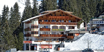 Hotels an der Piste - Hotel-Schwerpunkt: Skifahren & Ruhe - Mützens - Winter-Hausansicht - ****Hotel Almhof