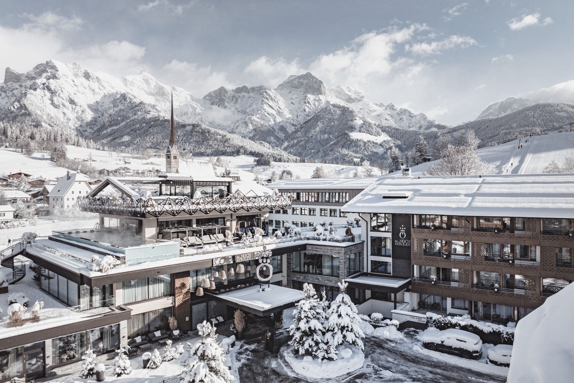 Skihotel - die HOCHKÖNIGIN – Skihotel und Wellnesshotel in Maria Alm am Hochkönig im Winter, umgeben von verschneiter Berglandschaft und dem Steinernen Meer. - die HOCHKÖNIGIN - Mountain Resort