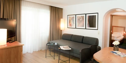 Hotels an der Piste - Skiservice: vorhanden - Going am Wilden Kaiser - Wohnzimmer mit Blick ins Schlafzimmer - The RESI Apartments "mit Mehrwert"