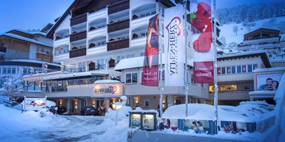 Hotels an der Piste - Sonnenterrasse - St. Leonhard im Pitztal - Aussenansicht Winter - Romantik & Spa Alpen-Herz