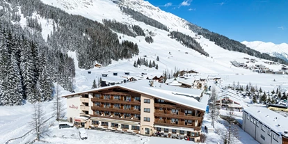 Hotels an der Piste - Hotel-Schwerpunkt: Skifahren & Ruhe - Schöfens - Außenansicht Winter - Rückseite - Hotel Der Rindererhof