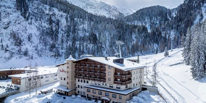 Hotels an der Piste - Hotel-Schwerpunkt: Skifahren & Ruhe - Mützens - Außenansicht Winter - Vorderseite - Hotel Der Rindererhof