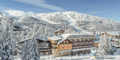 Hotels an der Piste - Hotel-Schwerpunkt: Skifahren & Wellness - Krakauschatten - Außenansicht im Winter - Familienhotel Hinteregger
