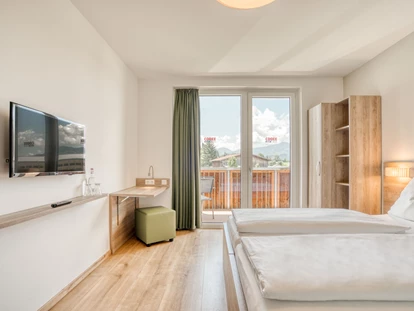 Hotels an der Piste - Hotel-Schwerpunkt: Skifahren & Ruhe - Unterwössen - Standard Zimmer - COOEE alpin Hotel Kitzbüheler Alpen