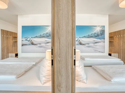 Hotels an der Piste - Hunde: erlaubt - Schwaigs - Familienzimmer - COOEE alpin Hotel Kitzbüheler Alpen