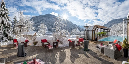 Hotels an der Piste - Klassifizierung: 4 Sterne - Oberwöllan - Beheizter & Überdachbarer Außenpool (Winter 31°C) und Blick auf unsere Sonnenterrasse  - Genusshotel Almrausch
