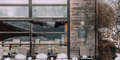 Hotels an der Piste - Skiverleih - Pool im Winter - Das Naturhotel Chesa Valisa****s