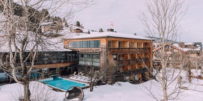 Hotels an der Piste - Rodeln - Außenansicht im Winter - Das Naturhotel Chesa Valisa****s