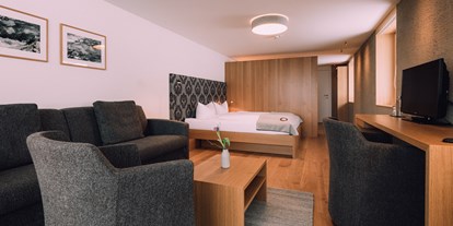 Hotels an der Piste - Parkplatz: gebührenpflichtig beim Hotel - PLZ 6991 (Österreich) - Familienzimmer Komfort - Das Naturhotel Chesa Valisa****s