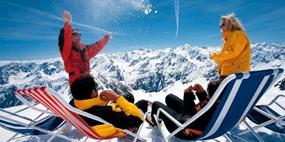 Hotels an der Piste - Skiraum: versperrbar - PLZ 6531 (Österreich) - Skifahren im strahlenden Sonnenschein am Gletscher - Skihotel Edelweiss Hochsölden