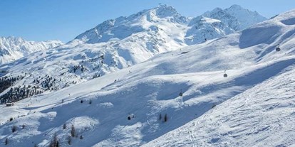 Hotels an der Piste - Sauna - Skigebiet Sölden - Skifahren im strahlenden Sonnenschein am Gletscher - Skihotel Edelweiss Hochsölden