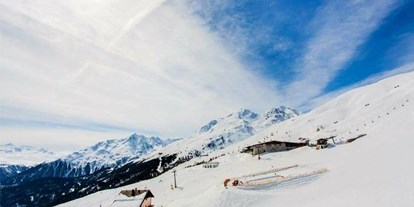 Hotels an der Piste - Hallenbad - PLZ 6456 (Österreich) - Skifahren im strahlenden Sonnenschein am Gletscher - Skihotel Edelweiss Hochsölden