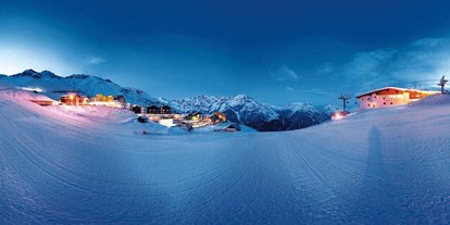 Hotels an der Piste - PLZ 6532 (Österreich) - Skifahren im strahlenden Sonnenschein am Gletscher - Skihotel Edelweiss Hochsölden