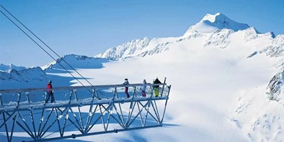 Hotels an der Piste - Skiraum: versperrbar - PLZ 6531 (Österreich) - Skifahren im strahlenden Sonnenschein am Gletscher - Skihotel Edelweiss Hochsölden