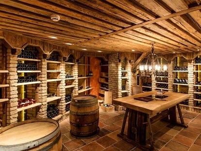 Hotels an der Piste - Tirol - Traditioneller Weinkeller im Hotel - Skihotel Edelweiss Hochsölden