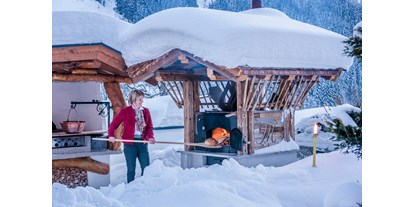Hotels an der Piste - Hotel-Schwerpunkt: Skifahren & Kulinarik - PLZ 5710 (Österreich) - Die Gastgeberin am Brot backen - Hotel Marten