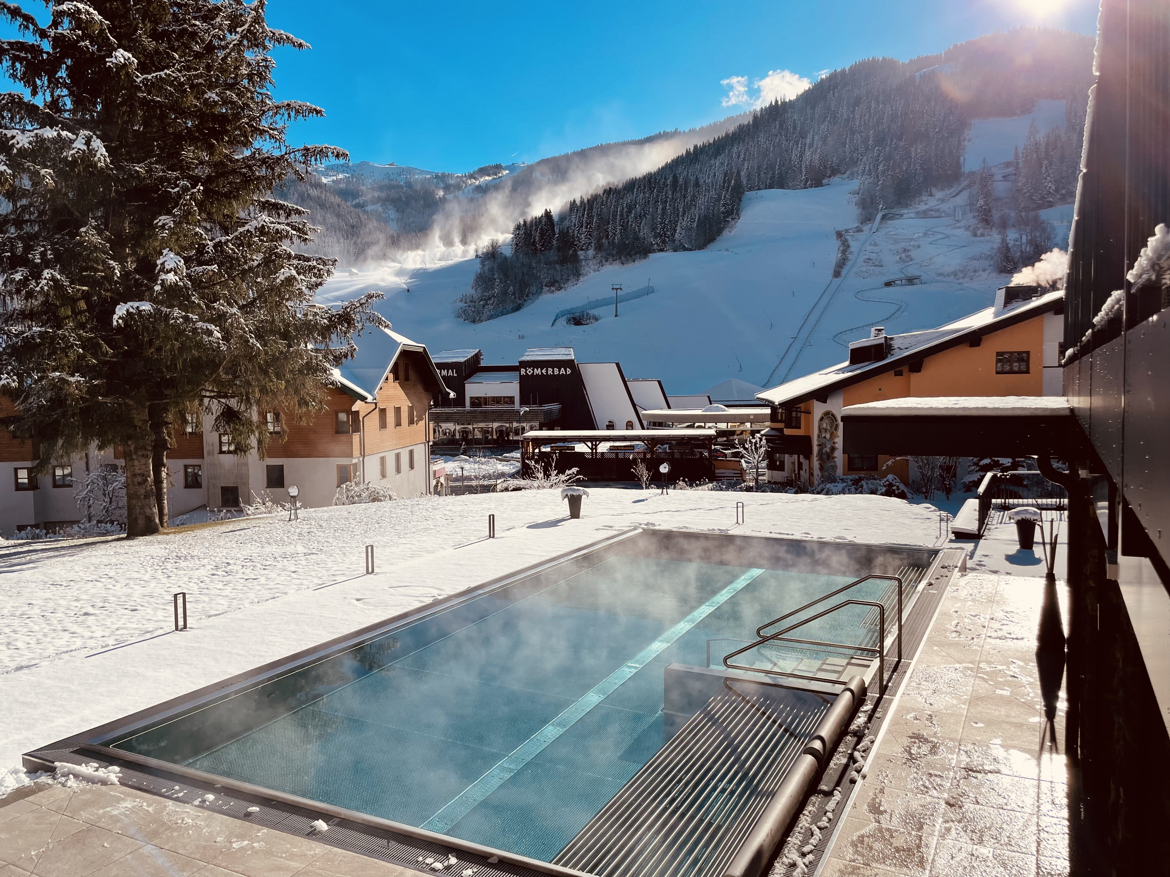 Hotels an der Piste: Blick vom Hotel auf die Skipiste und Therme - Evident Hotel Prägant