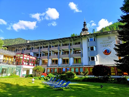Hotels an der Piste - Skiservice: Skireparatur - Kerschdorf (Nötsch im Gailtal) - 4000 m² Garten im Sommer mit Aussenpool - Hotel Prägant ****