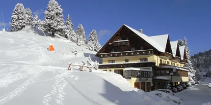 Hotels an der Piste - Hotel-Schwerpunkt: Skifahren & Tourengehen - Lassenberg (Glödnitz) - Hotel Turracherhof mit Blick von der Piste/Lift - Hotel Turracherhof