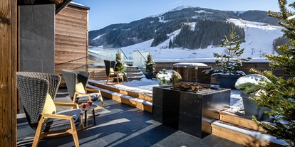Hotels an der Piste - Skiraum: Skispinde - Skicircus Saalbach Hinterglemm Leogang Fieberbrunn - Terrasse mit Aussicht - Hotel DAS ZWÖLFERHAUS